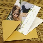 Zaproszenia ślubne ze zdjęciem i zielono-złotą gałązką