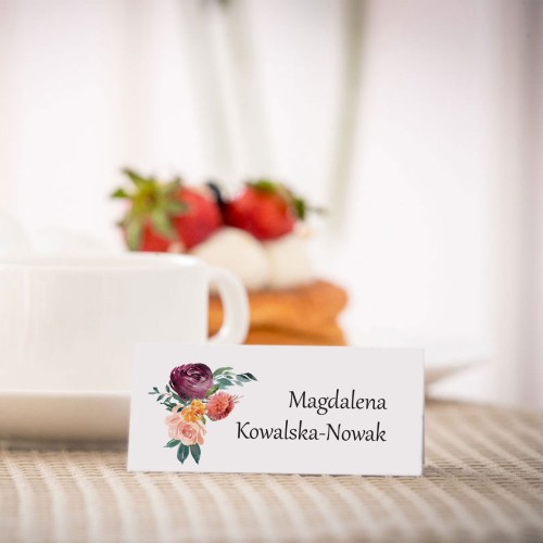 Winietki drukowane z bordowymi kwiatami
