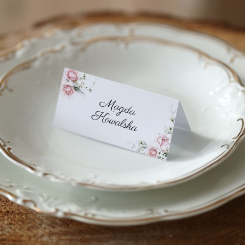 Winietki z pudrowymi różami