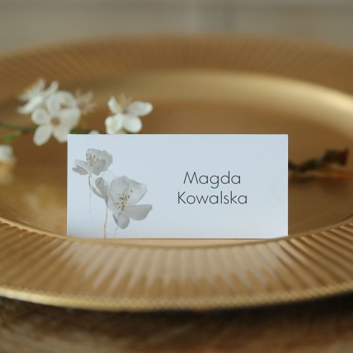 Winietki z białym kwiatem