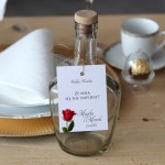 Zestaw 18 zawieszek na alkohol z czerwoną różą