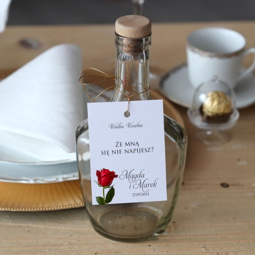 Zestaw 18 zawieszek na alkohol z czerwoną różą