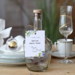 Zestaw 18 zawieszek na alkohol z motywem delikatnych niebieskich kwiatów