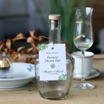 Zestaw 18 zawieszek na alkohol z motywem konwalii