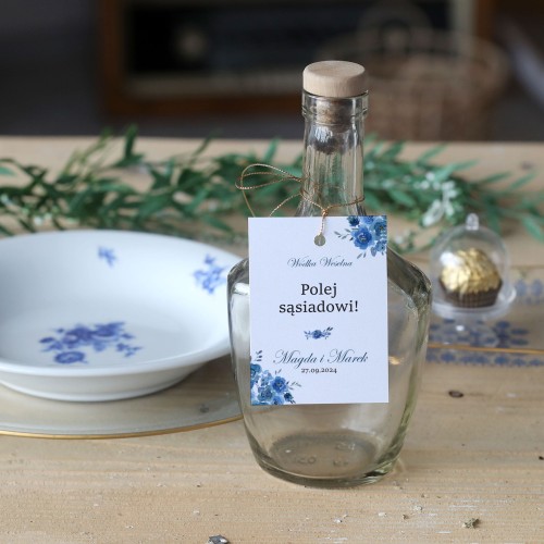 Zestaw 18 zawieszek na alkohol z niebieskimi kwiatami