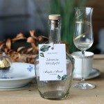 Zestaw 18 zawieszek na alkohol z motywem liściastym