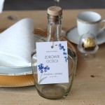 Zestaw 18 zawieszek na alkohol z motywem niezapominajki