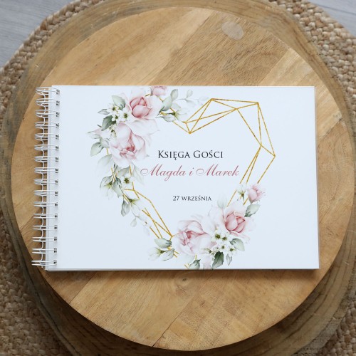 Księga gości klasyczna lub z ankietami - wzór z pudrowymi kwiatami w sercu