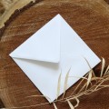 Kwadratowe białe koperty