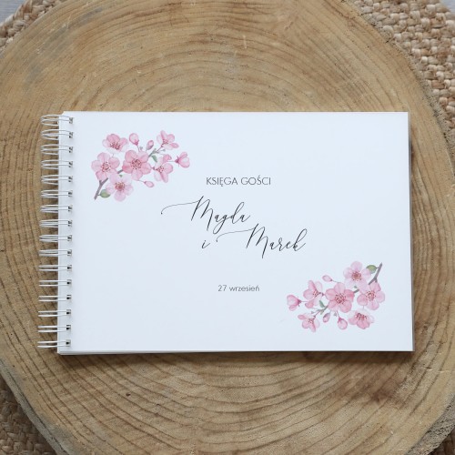 z malowanymi kwiatami jabłoni