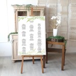 Duży plan stołów weselnych z zielonymi gałązkami