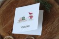 Otwierana, świąteczna kartka firmowa z akwarelowym skrzatem ciągnącym sanki z prezentami i życzeniami w środku