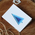 Świąteczna kartka firmowa z minimalistyczną niebieską choinką - 12x17 cm