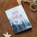 Otwierana kartka świąteczna z dużą akwarelową grafiką przedstawiającą zimowy krajobraz, kontrastujący napis Merry Christmas