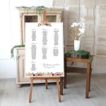 Duży plan stołów weselnych z kolorowymi kwiatami