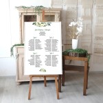 Elegancki duży plan stołów weselnych z zielonymi kwiatami