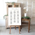 Elegancki duży plan stołów weselnych ze źdźbłem trawy