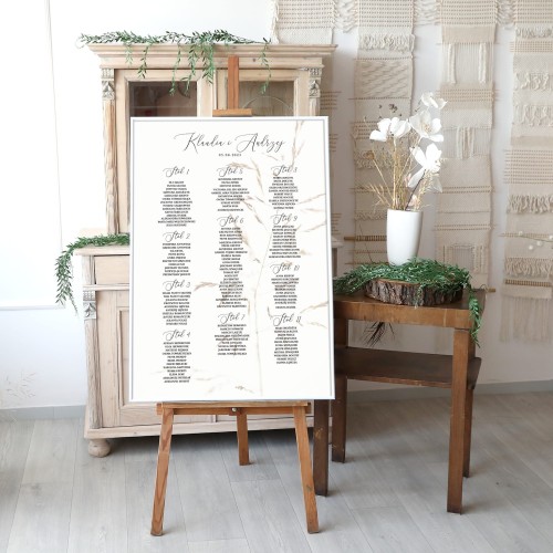 Elegancki duży plan stołów weselnych ze źdźbłem trawy