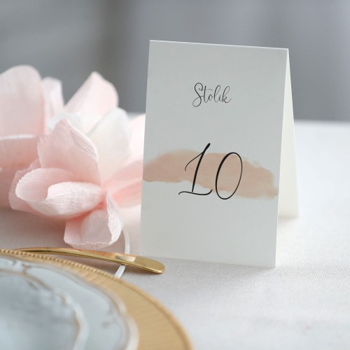 Numerek na stół stojący z różem