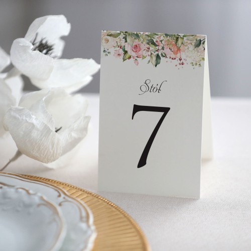 Numerek na stół stojący z różowymi kwiatami