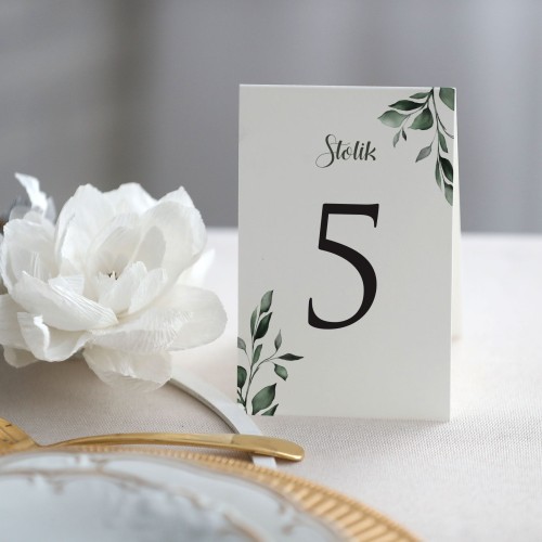 Numerek na stół stojący z liśćmi
