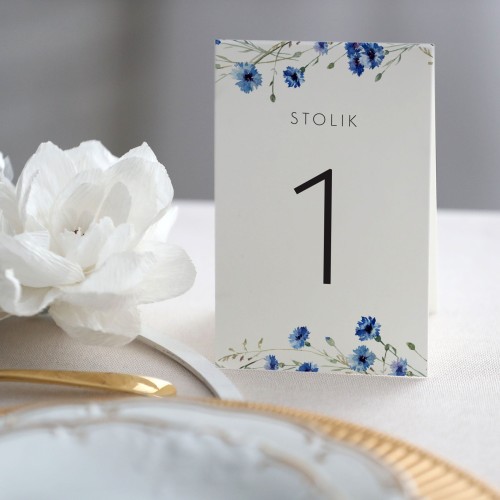 Numerek na stół stojący z chabrami