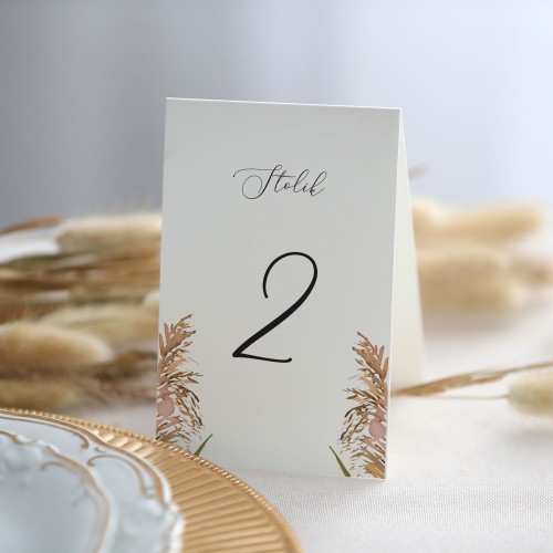 Numerek na stół stojący z trawą