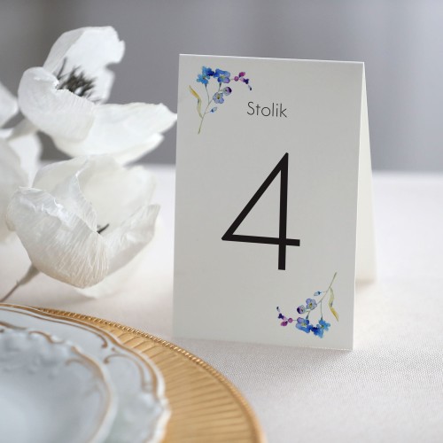 Numerek na stół stojący z niezapominajką